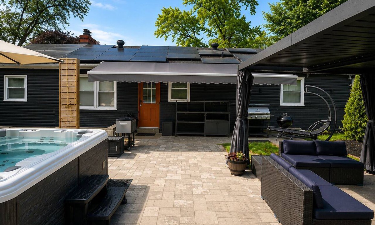 Hillcrest Heights House | Modern Retreat - Hot Tub - EV Charger - 15 Mins to DC