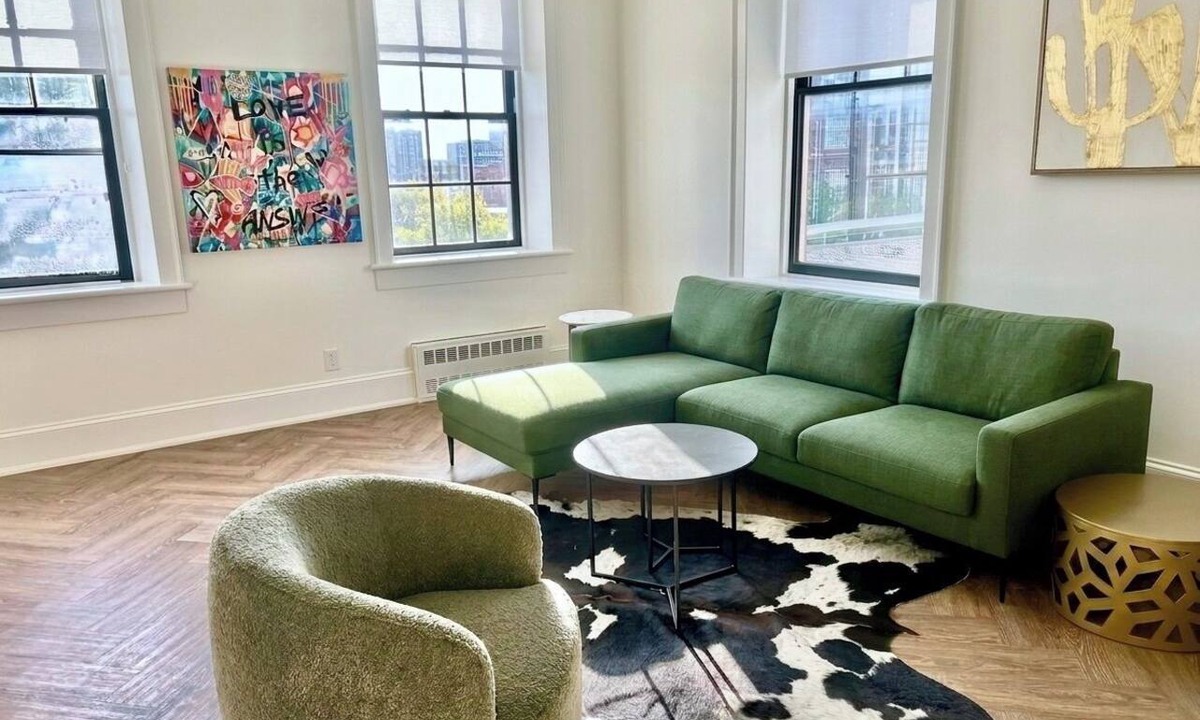 Port Hope Apartment | Modern suite (2 Queens) on the River
