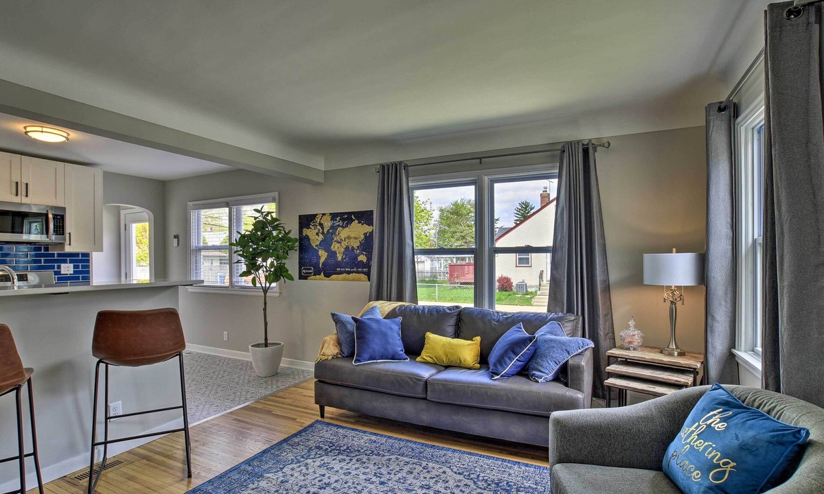 Hiawatha House | Mpls Duplex w/WiFi & Kitchen: 5 Mi to Dtwn!