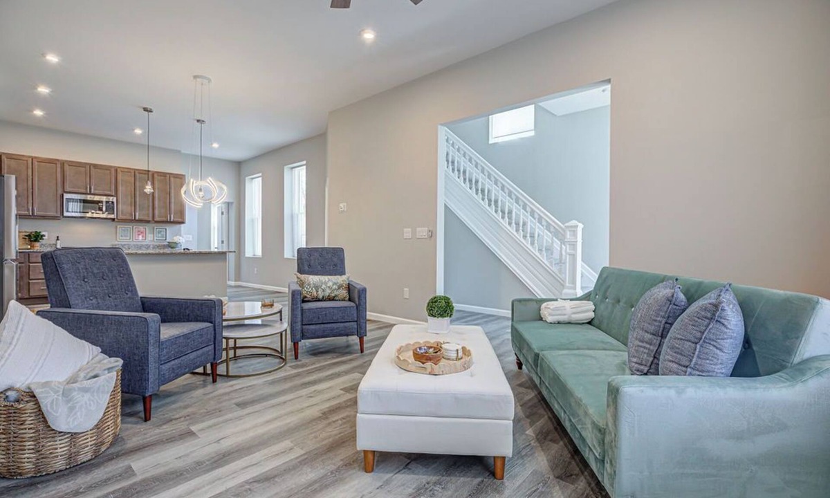 Roselawn Finance House | Musketeer Manor ~ 5 bedrooms & 4.5 baths off street parking & central location!