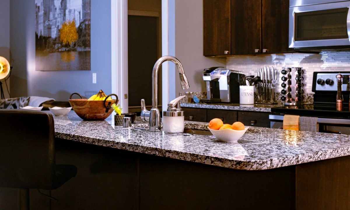 Newport House | *NEW!* Luxury Riverfront King Bed Apt Newport KY