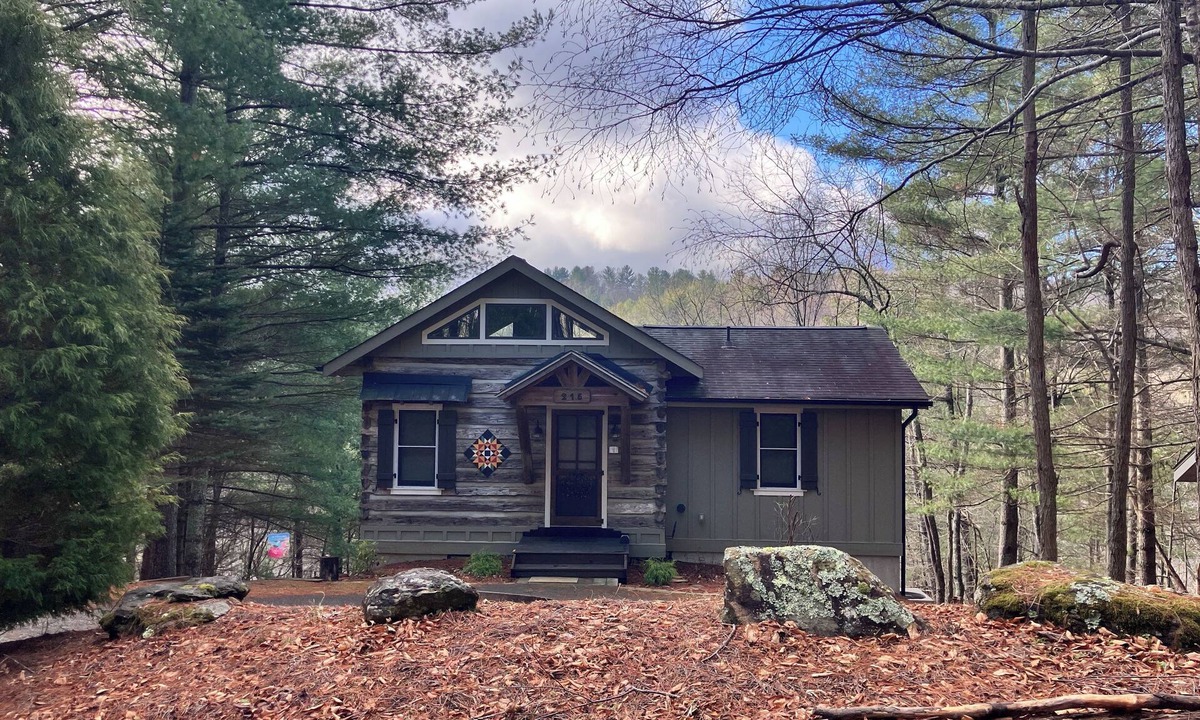 Lansing Cabin | New River, Ashe County, secluded log cabin, West Jefferson area