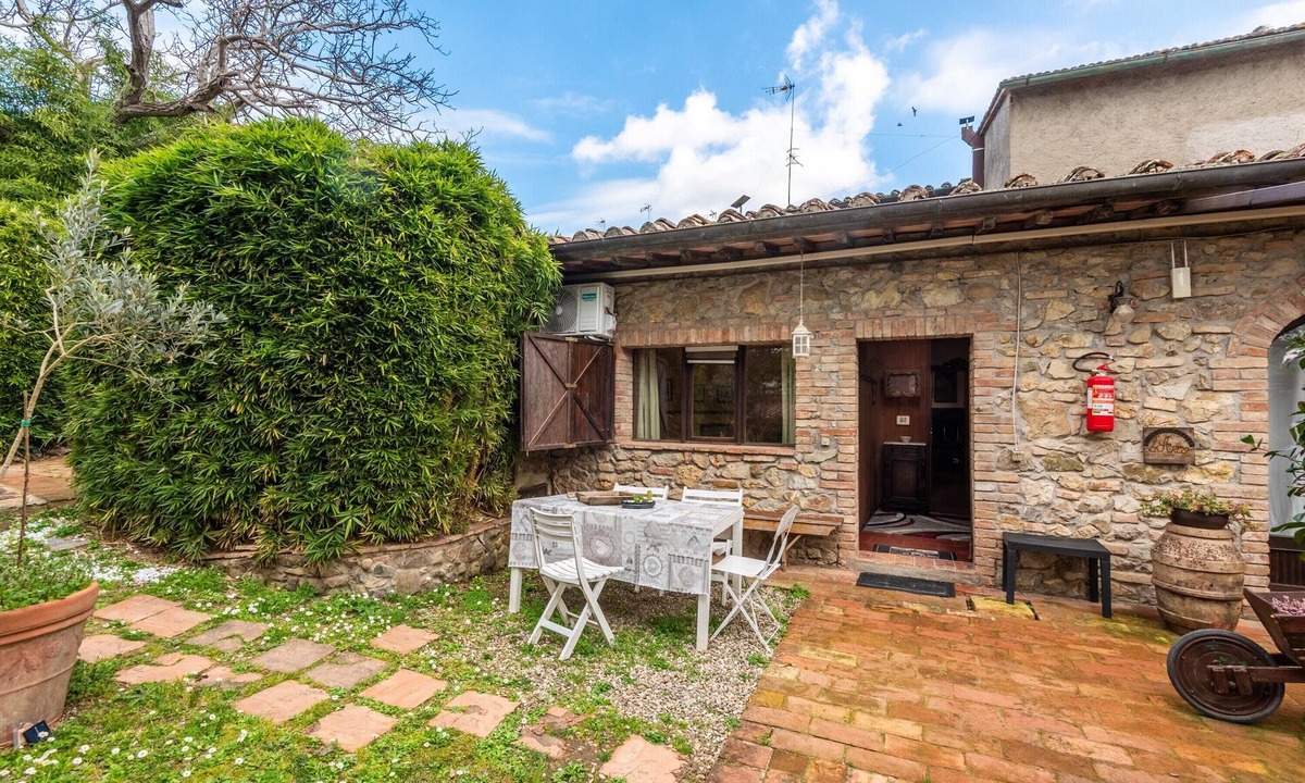 Vescovado Apartment | Noce Apartment in Antiche Dimore del Vescovado with Shared Pool, Wi-Fi & Air Conditioning
