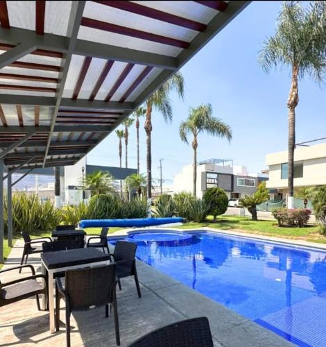 Tlajomulco de Zuniga House | Nueva Galicia residencial, es una propiedad completa al sur de la ciudad que te ofrece modernidad, espacio, tranquilidad, cuenta con 4 recamaras 3 baños completos y 2 cajones de estacionamiento privados