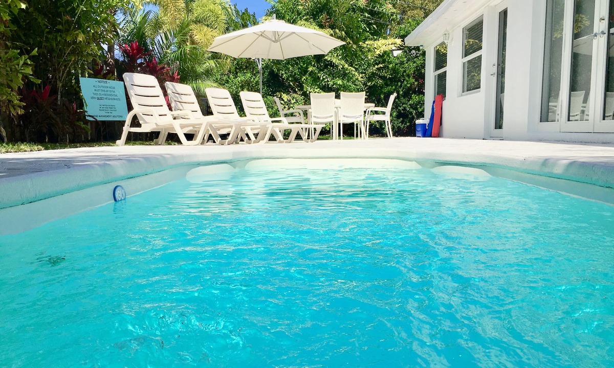 Hollywood Lakes House | Ocean Breeze Home 5Bdr/3Bath for 12 guests - HEATED POOL - 5 Minutes to Beach