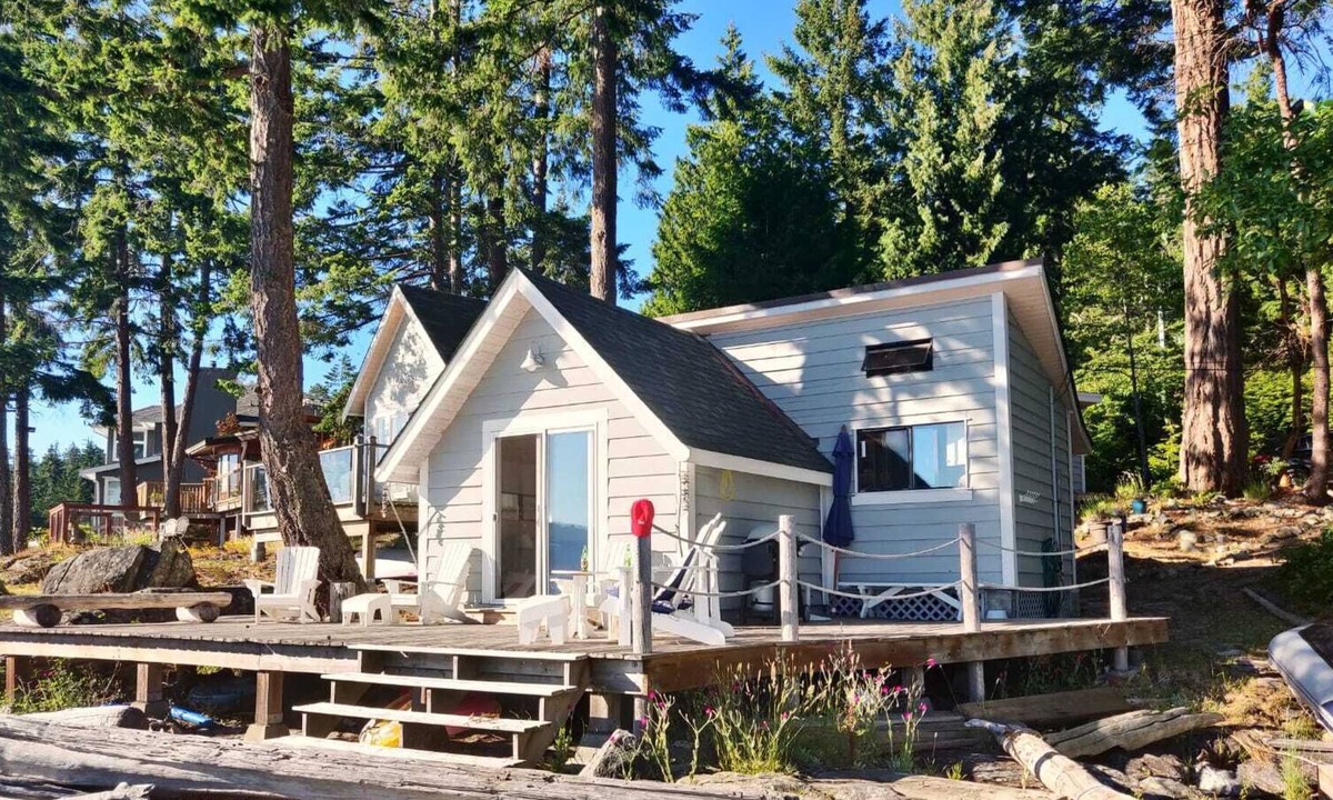 Halfmoon Bay Cabin | Ocean Waterfront in Halfmoon Bay, BC - long-term rental - minimum 1 month