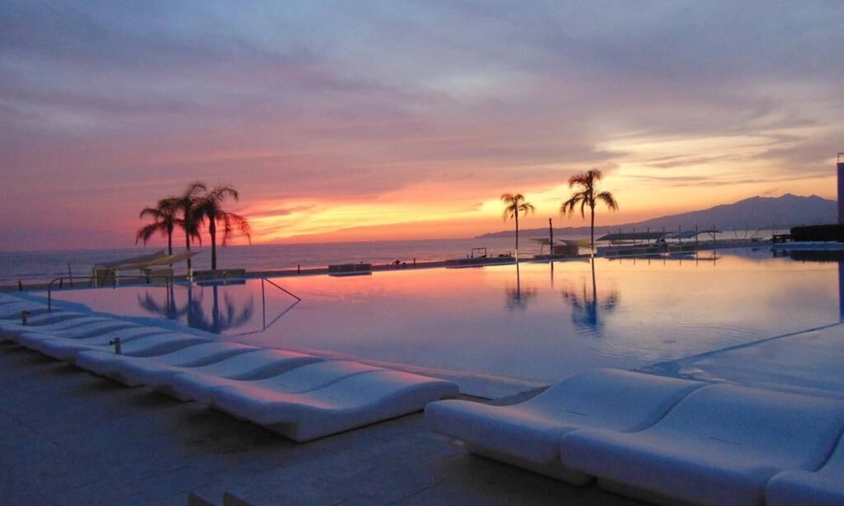 Flamingos Condo | Oceanfront Aria Ocean - Sleeps family of 4