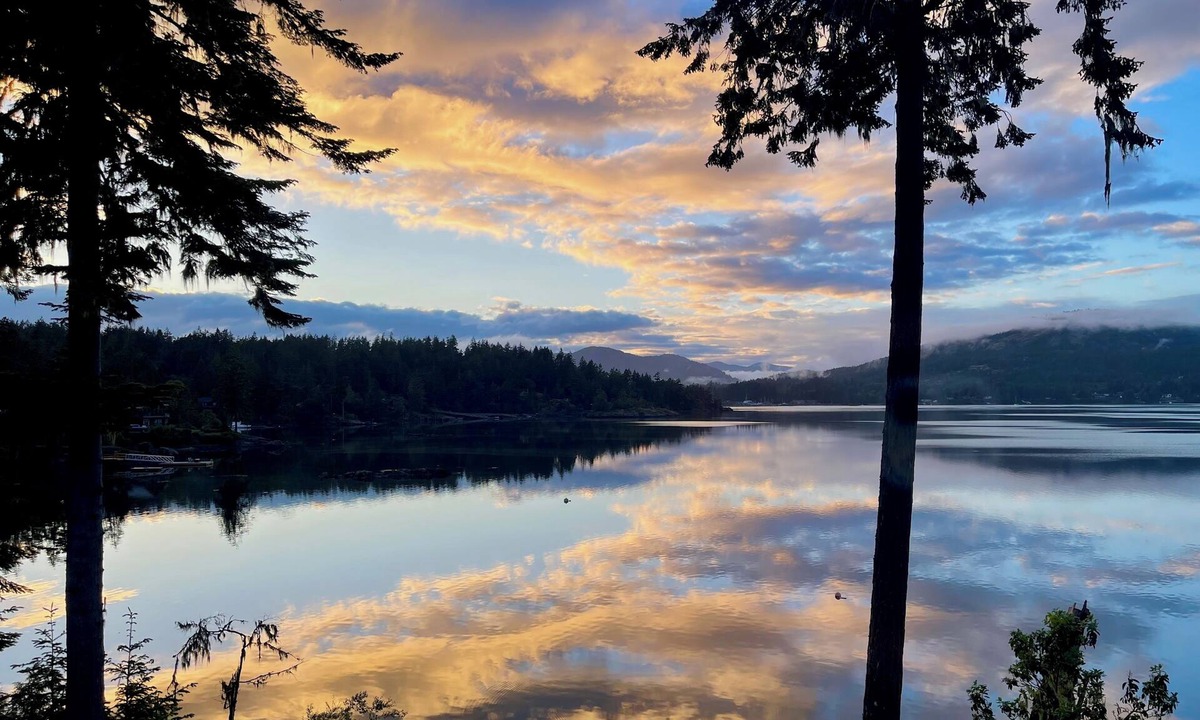 Juan de Fuca Electoral Area House | OCEANFRONT Luxurious Private Retreat on Stunning Sooke Basin!