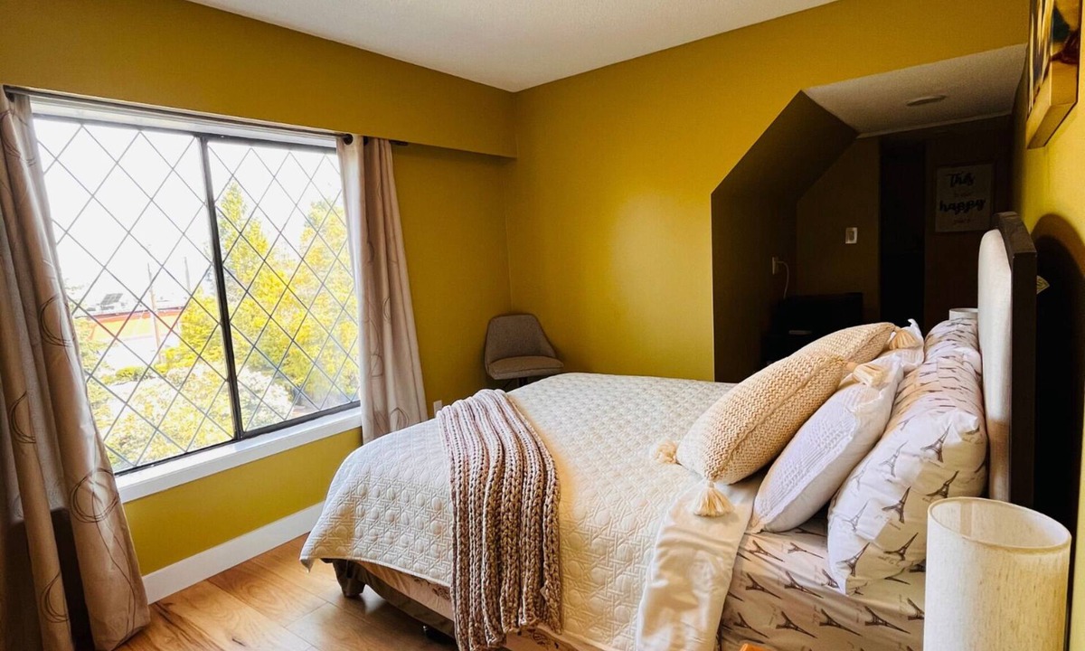 Regional District of Nanaimo House | Oceanside Manor - Ocean View - Private Bathroom