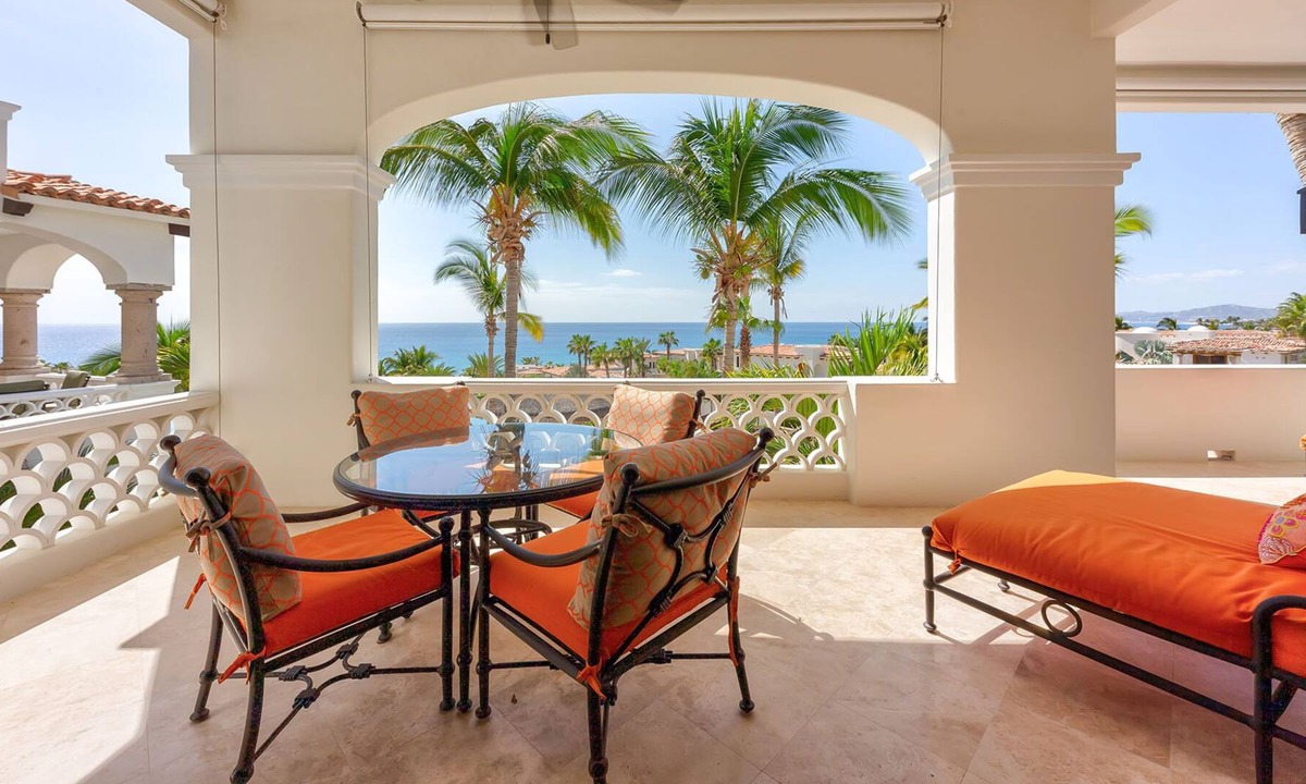 Buzzards Condo | Oceanview 2BD Condo with the Beachfront Club Access