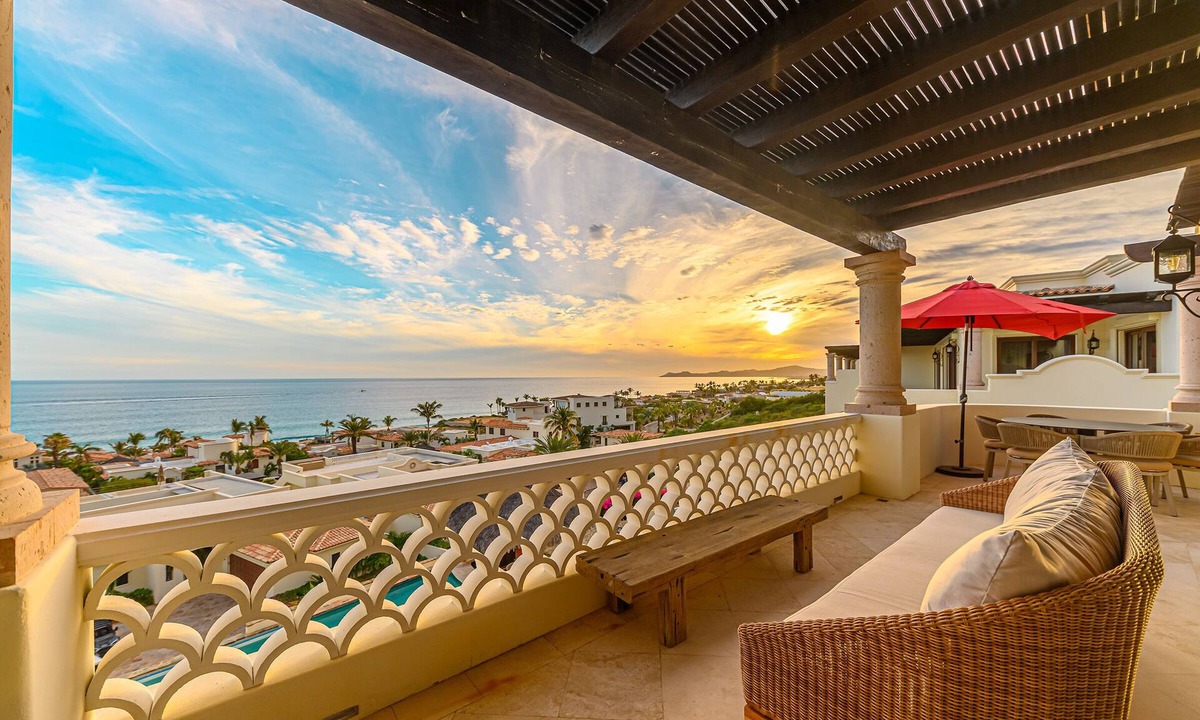 Buzzards Condo | Oceanview Penthouse with infinity pool and jacuzzi