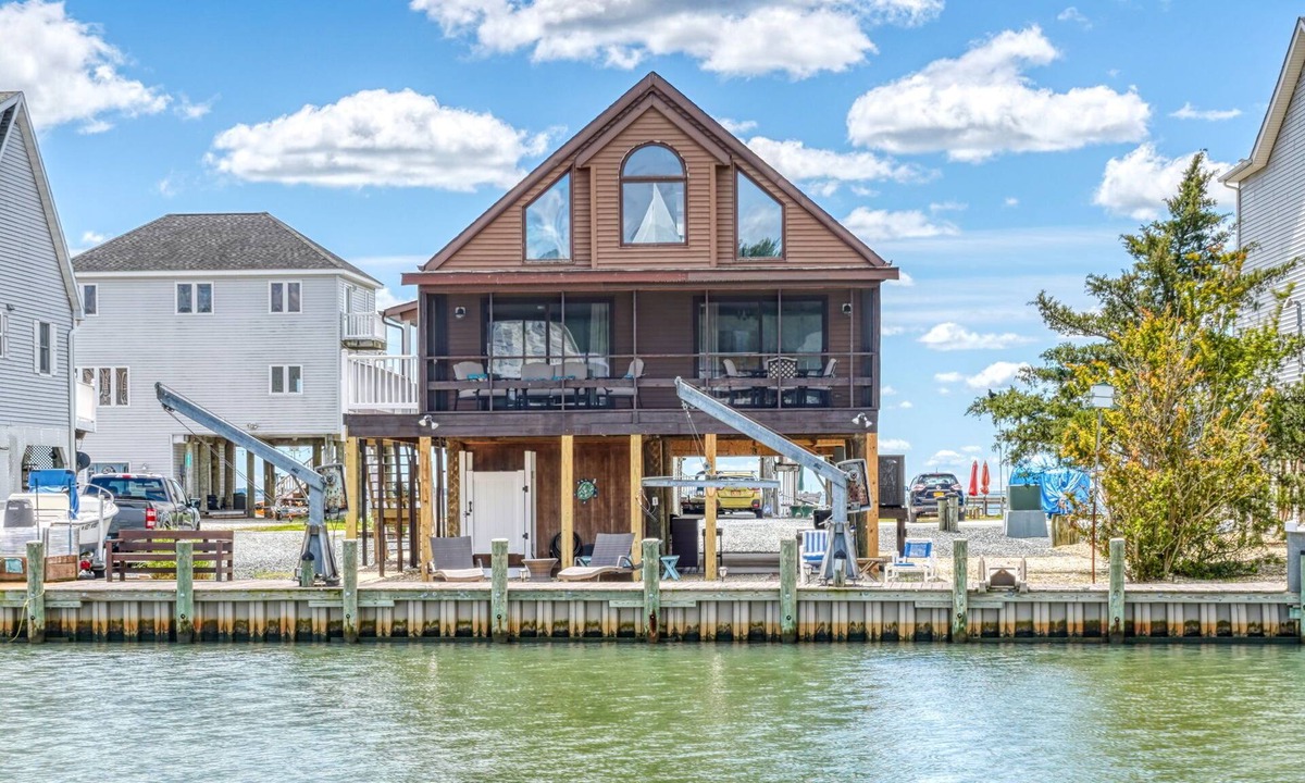 Captain's Cove House | Off Duty | Waterfront, Dock & Boat Lift, Screened Porch, Tiki Bar + Community Pools, Pet Friendly