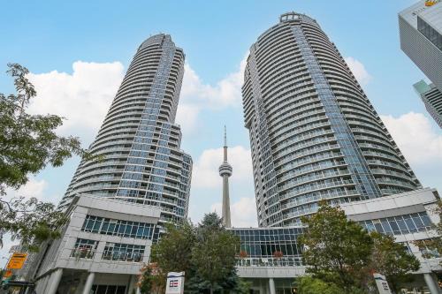 Central Waterfront Apartment | Panoramic Lakeview Resort Living 3BDR with Gym, Pool, Free parking