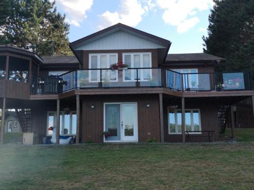 Renfrew County House | Peaceful restful & fun on the water