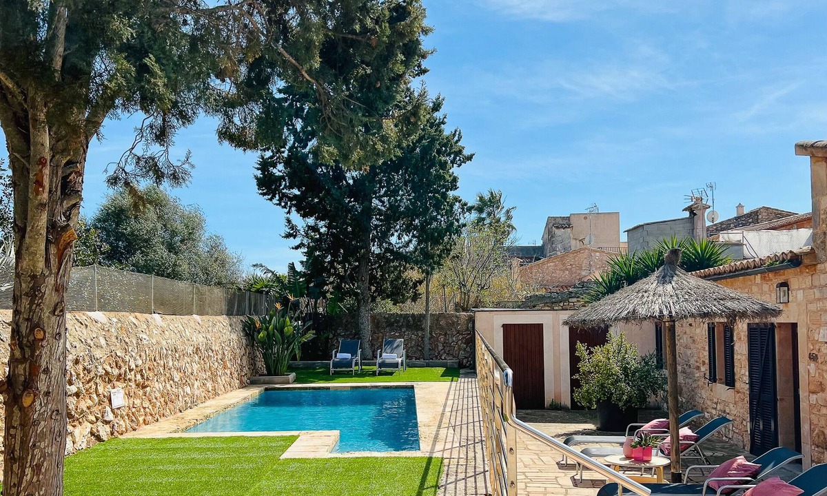 Es Llombards House | Petita des Llombards: Charming finca right in the village with courtyard pool