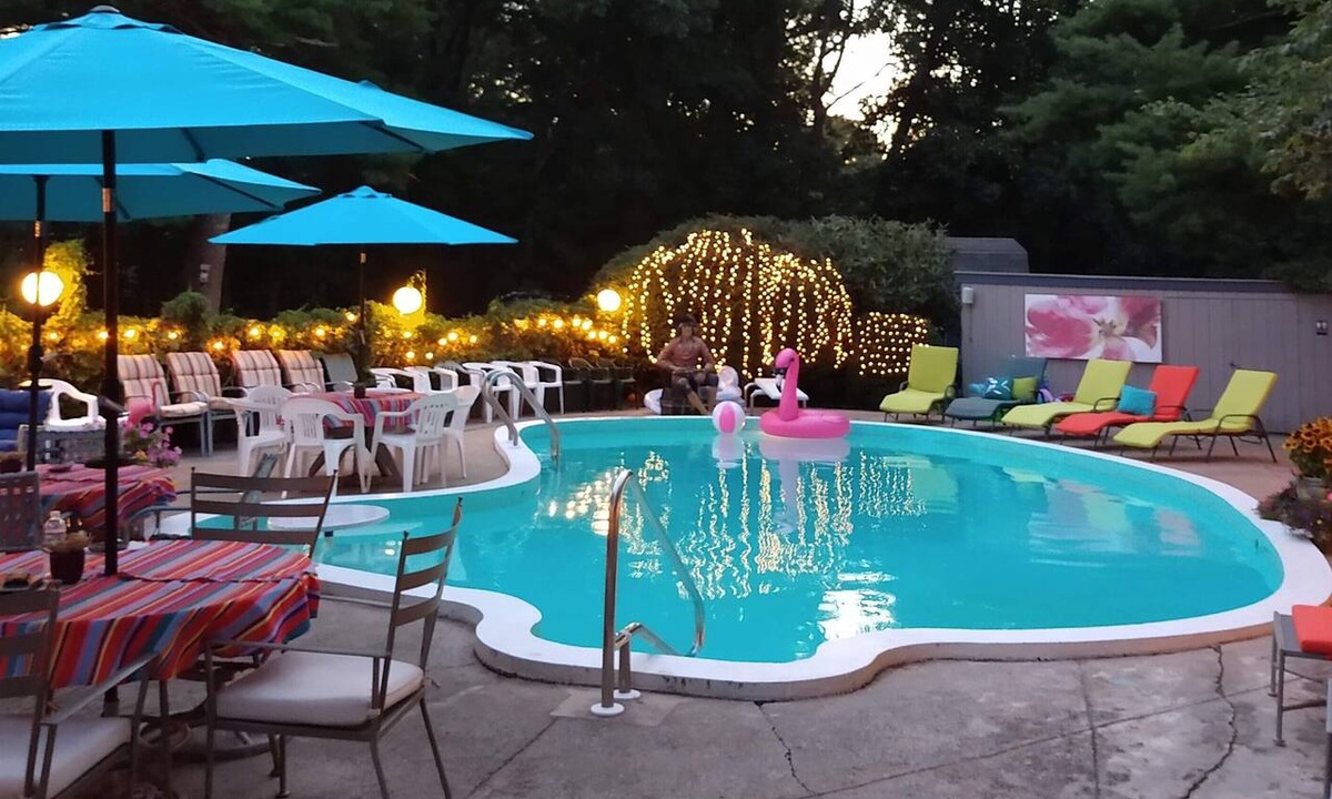 Bridgewater House | Pines World Cup Eclectic Retreat 30 Mins Away with fun Pool Bar