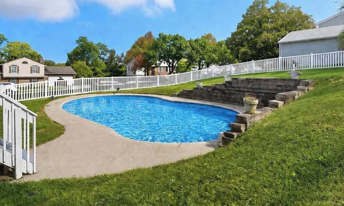 Parkdale House | Pool-Fenced Yard-Pool Table-Sleeps 10