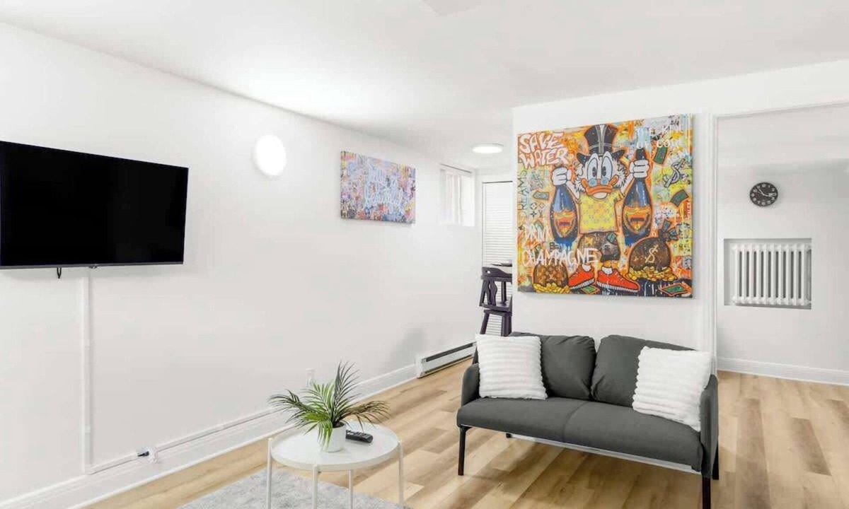 Rosemont-La Petite-Patrie Apartment | Pop Art Star Studio Cozy Stay in Rosemont