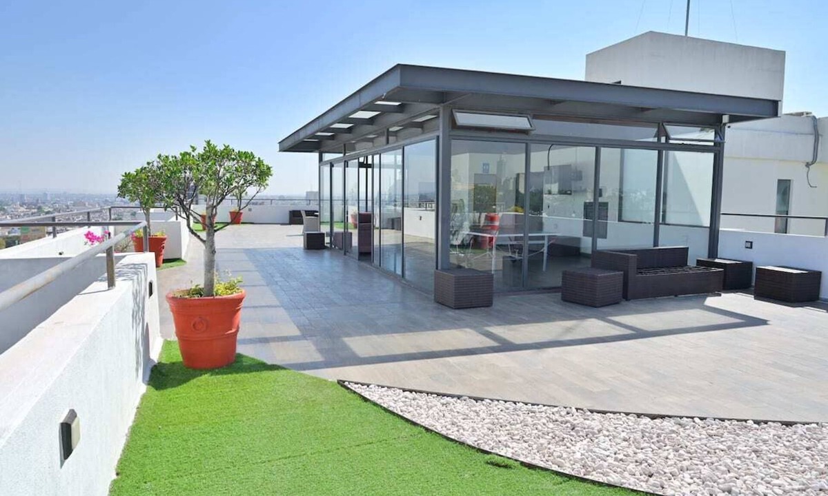 Lafayette Apartment | Prime Location: Pool, Rooftop, Parking, Speed WiFi