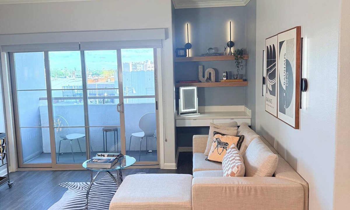 Beverly Hills Apartment | Prime Wilshire Blvd Residence - Pool,Gym