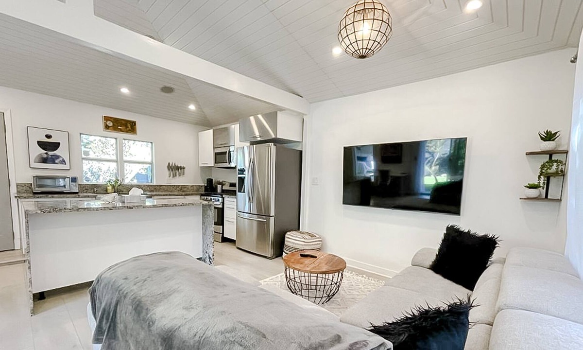 Hollywood Hills West House | Pristine 1BD/1BA Bungalow + Hot Tub - Ocean Park