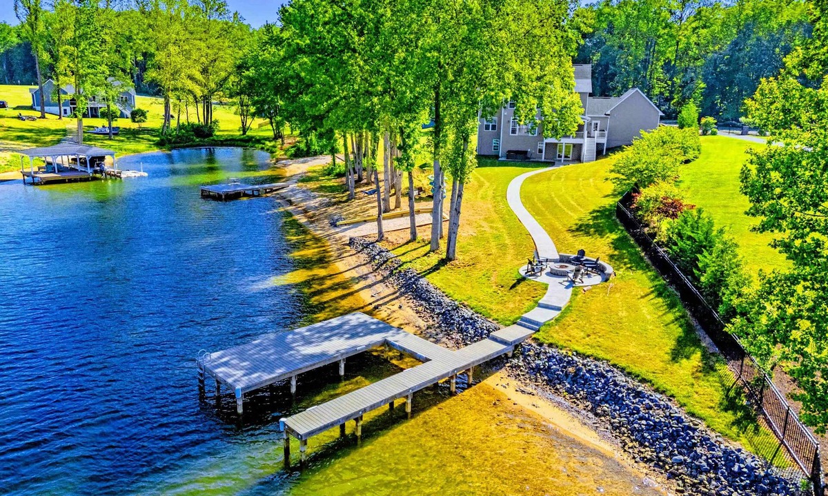 Mineral House | Private Cove Lakefront Lake Anna Beach & Dock