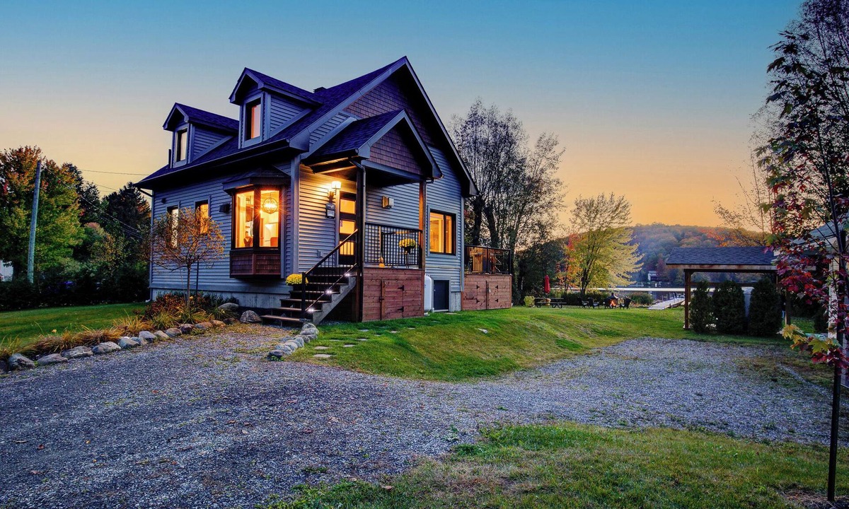 Stanstead Township Ski Chalet | °Private dock°Lakefront°Hot Tub°Fireplace°Sunset°