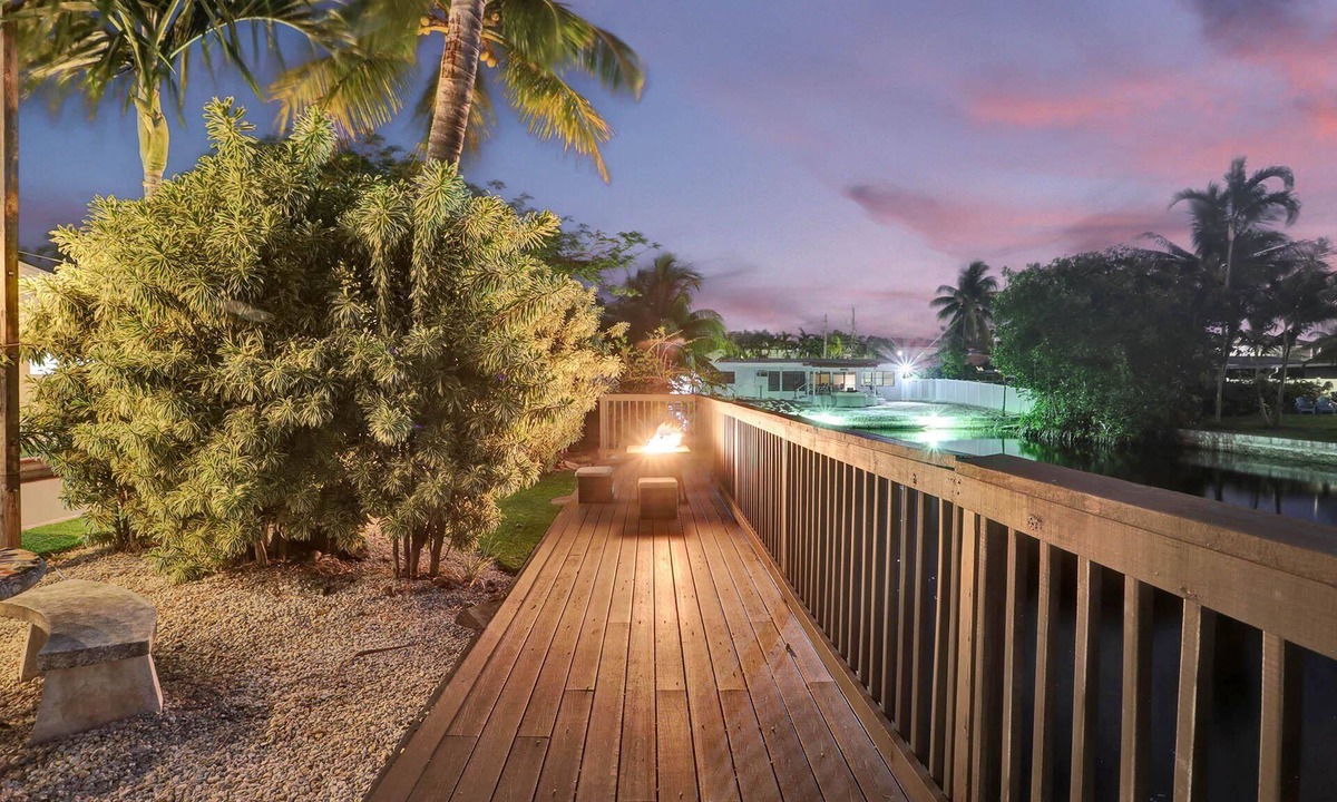 Hollywood Lakes House | Private Pool 3BR With Lakefront View