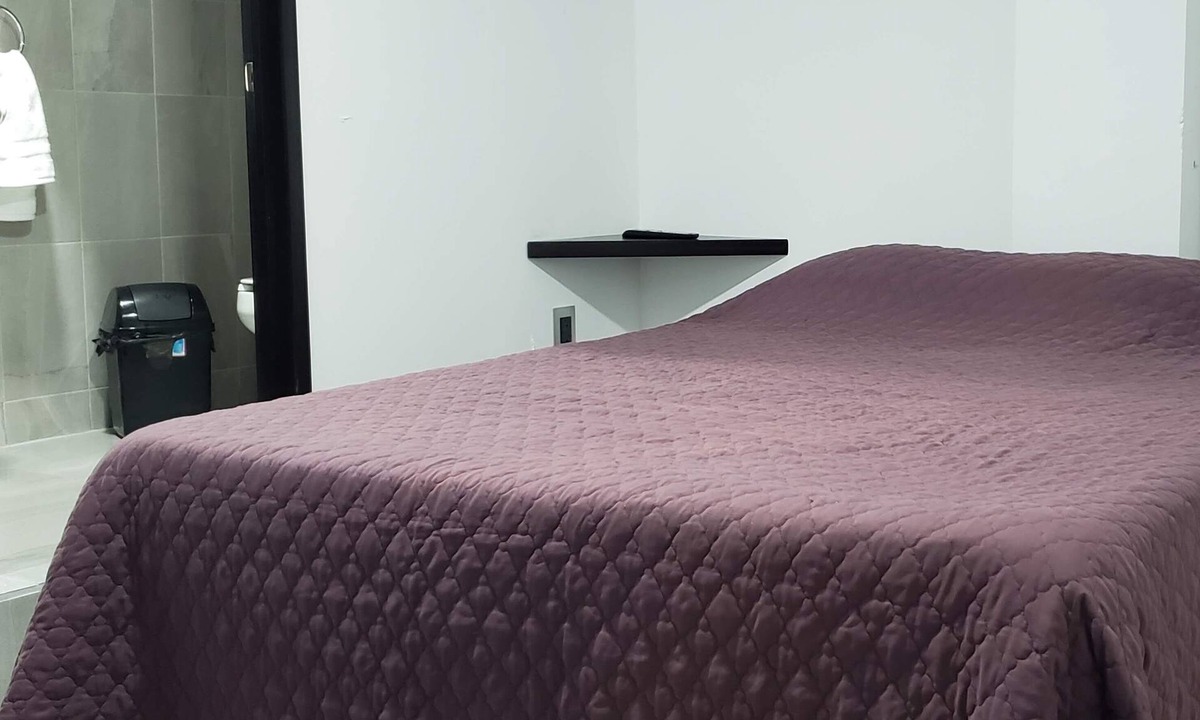 Historic Centre House | Private room above burger RESTAURANT in DOWNTOWN!