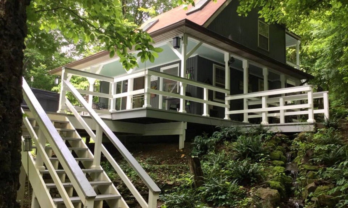 Bladensburg Cabin | Private Secluded Cabin w/hot tub
