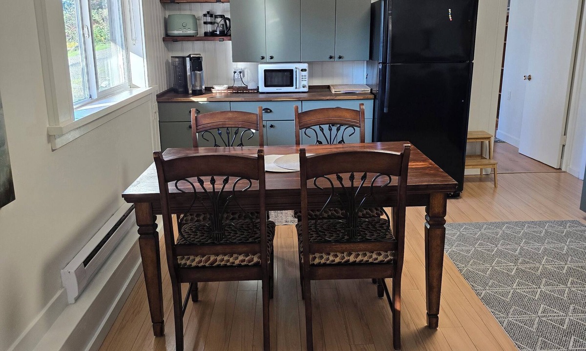 Regional District of Nanaimo Apartment | Private, spacious, bright & cozy apartment close to all amenities.