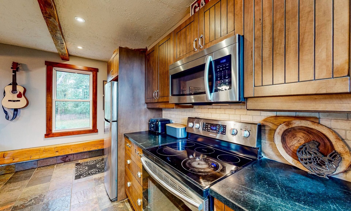 The Blue Mountains Apartment | Pura Via: Northwinds Escarpment- Bed and Breakfast - near skiing with hot tub