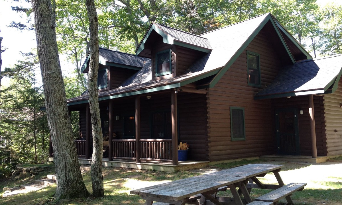 Lincolnville Cabin | QUINTESSENTIAL MAINE LOG CABIN SET ON GORGEOUS LAKE