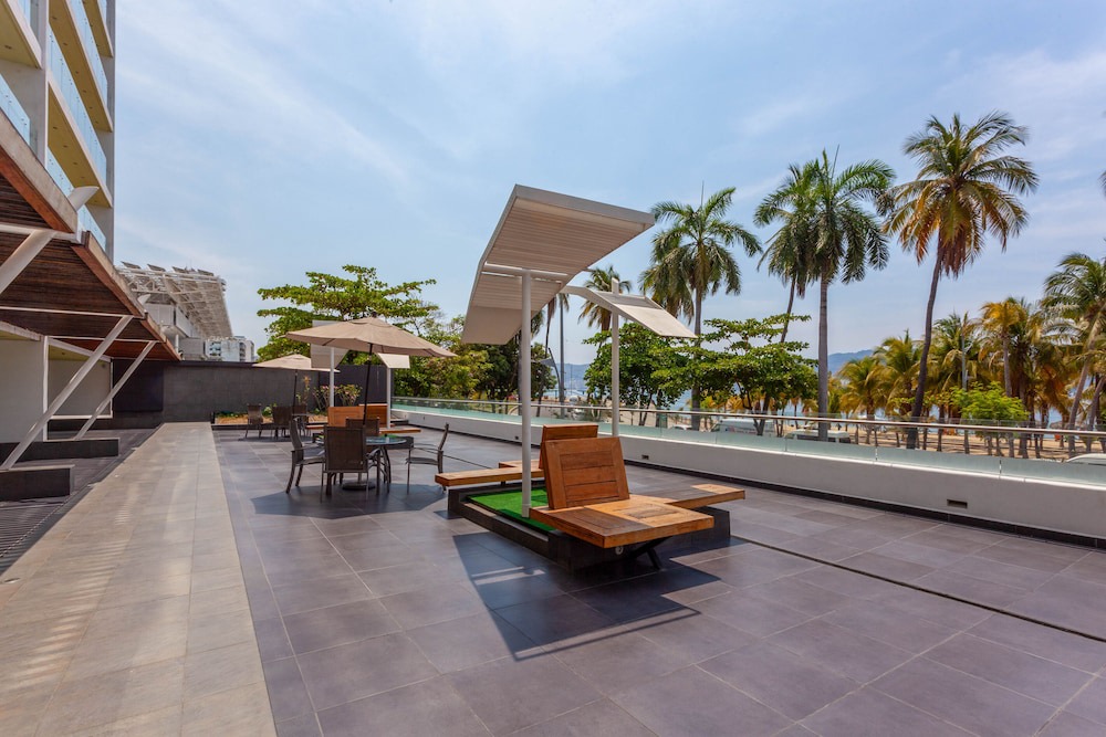 Hornos Hotel | Ramada by Wyndham Acapulco Hotel & Suites