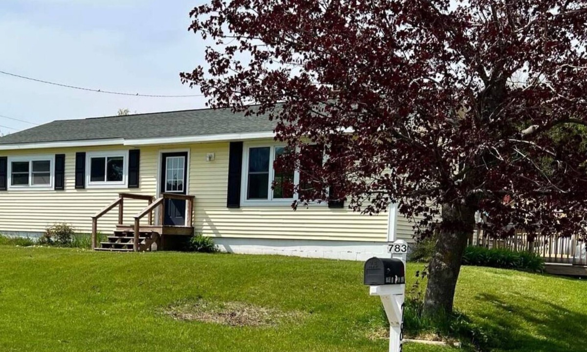 St Ignace House | Ranch home with 3 bedrooms upstairs and 1 down. Refurnished June of 2022