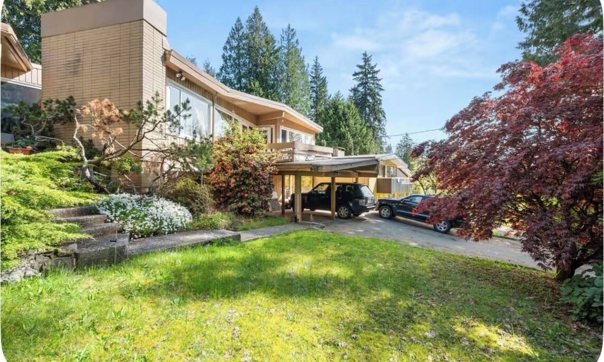 Upper Lonsdale House | Refined North Shore 3BR Retreat, North Vancouver.