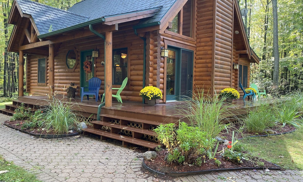 Farwell Cabin | Relax and Unplug at this peaceful log home.