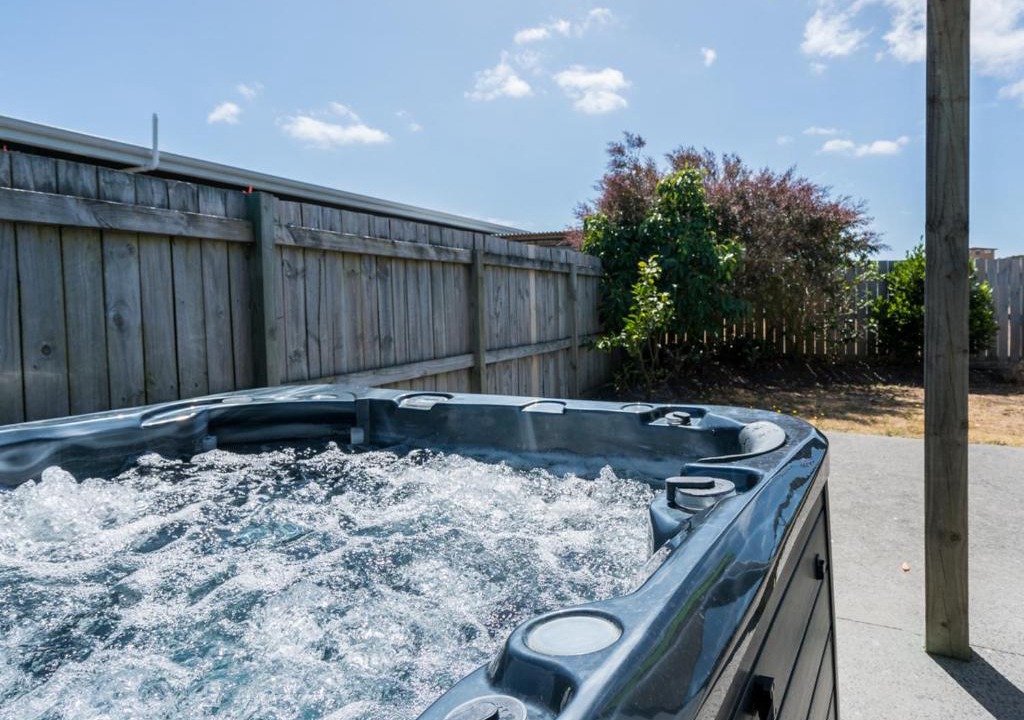 Ruakaka House | Relaxing Ruakaka with Spa - Ruakaka Holiday Home