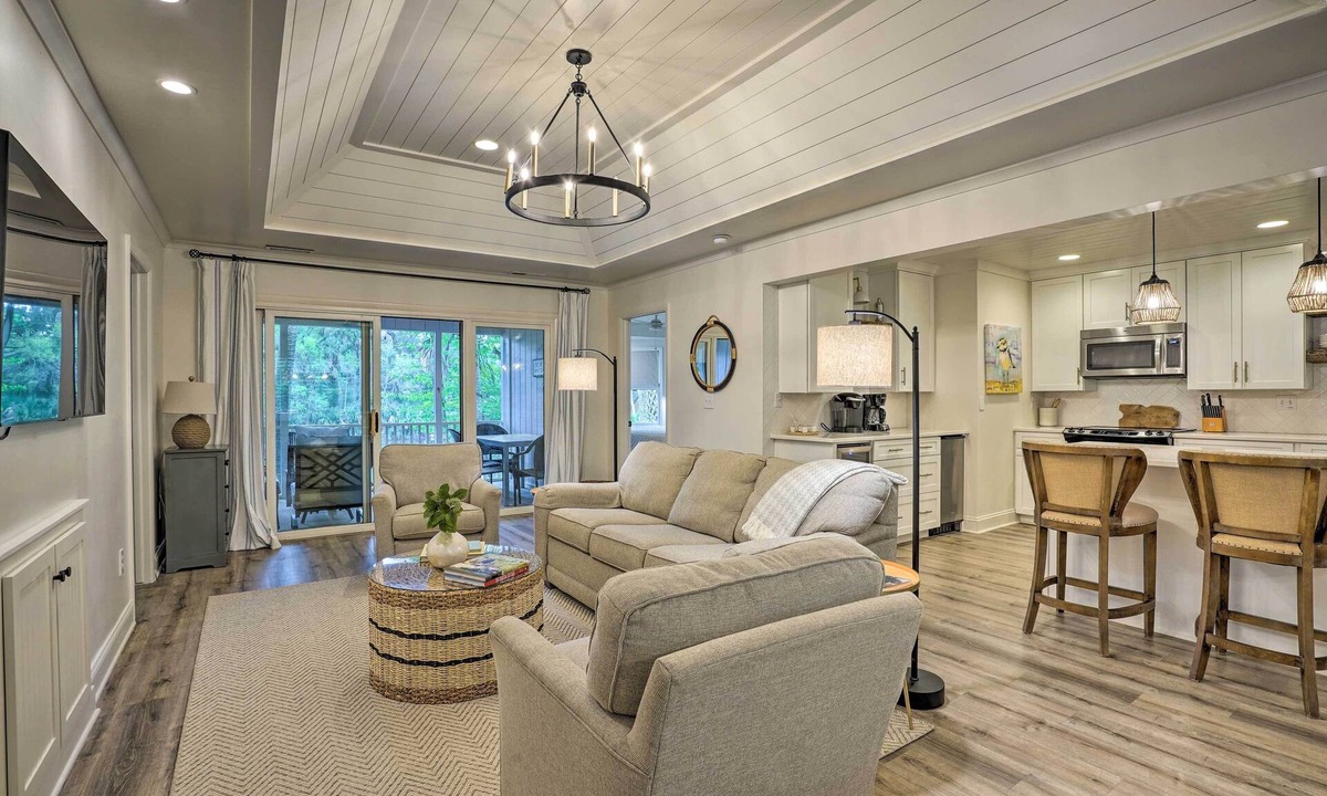 West Beach Cottage | Remodeled Cottage on Sparrow Pond, Walk to Beach!
