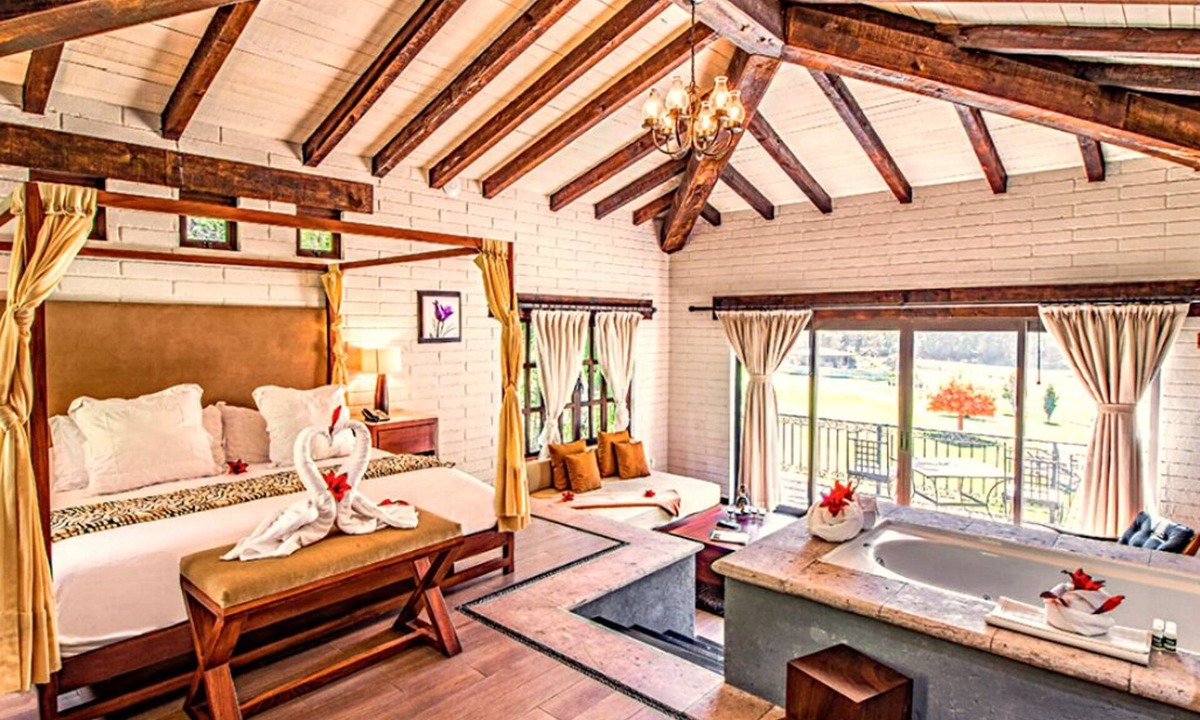 Mascota Cabin | Romantic Lakeside 1 Bedroom Cabin