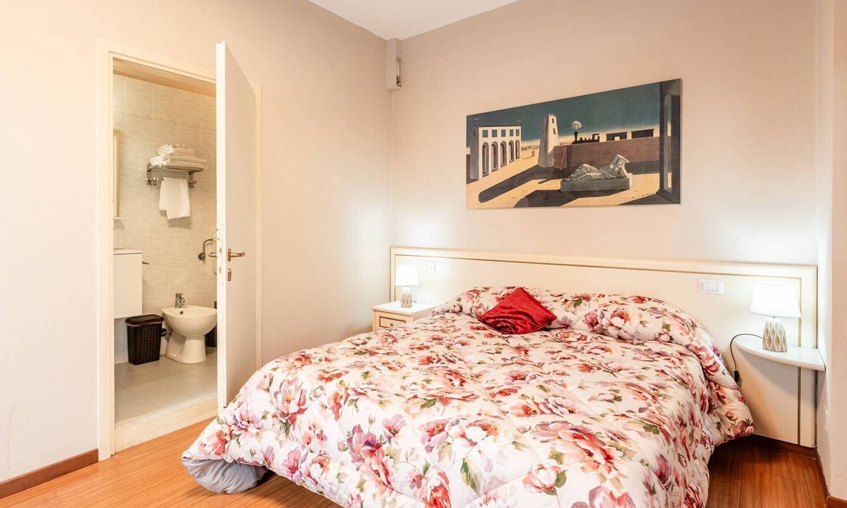 Fucecchio House | Room 'Acqua' with Shared Pool, Communal Garden and Wi-Fi