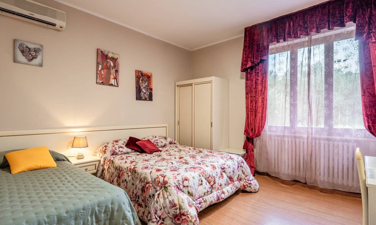 Fucecchio House | Room 'Aria' with Shared Pool, Wi-Fi, and Air Conditioning