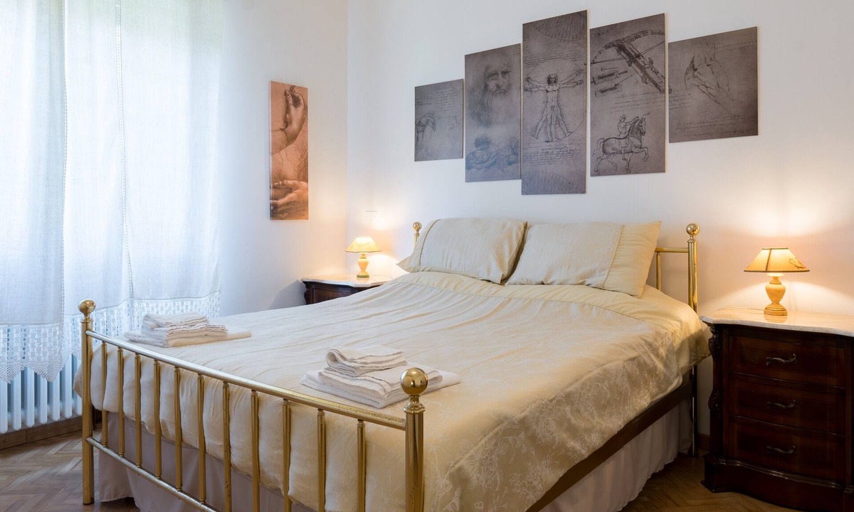 Arezzo Apartment | Room 'Art Rooms - Leonardo Da Vinci' with Shared Terrace, Wi-Fi and Air Conditioning