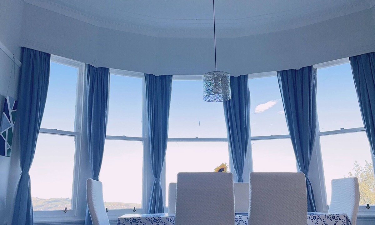 Roslyn Apartment | Roslyn Sea View Room—9 minutes walk to city center