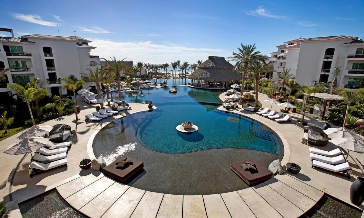 Zona Hotelera Condo | San Jose Del Cabo 2BR Pool View w/ WiFi, Resort Spa & Pool