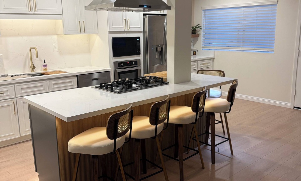 Huntington Beach House | SeaBreeze Haven 5 minute walk to the Beach and Down Town and the Pier