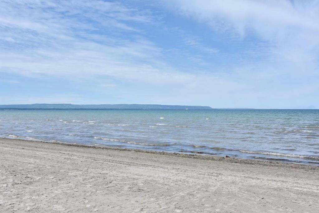 Wasaga Beach Hotel | Sharodon Sands Motel