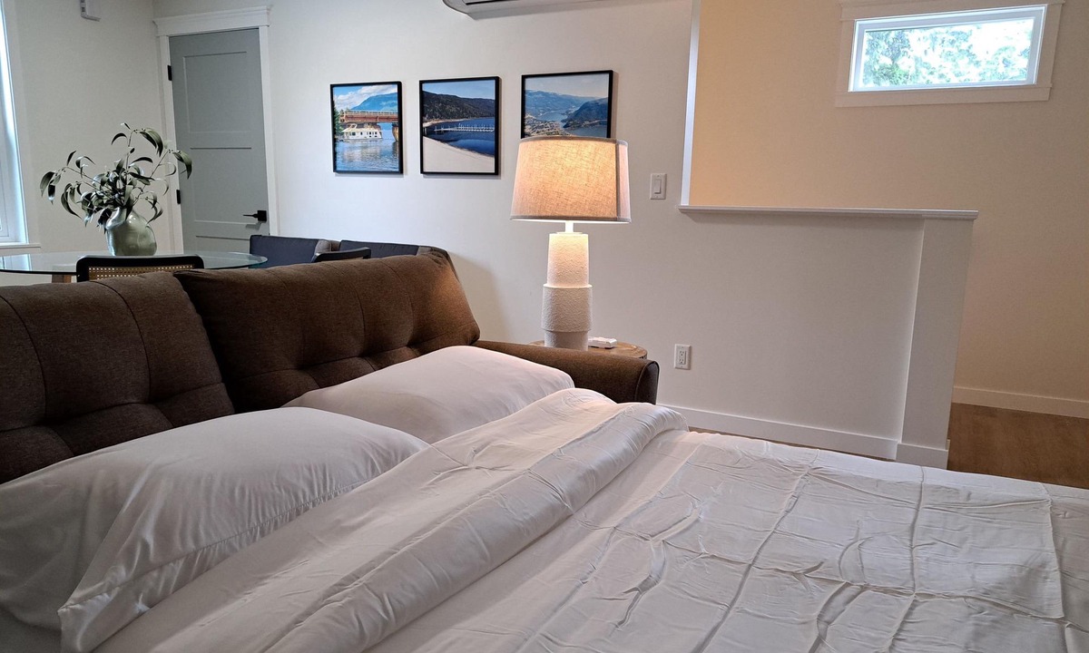 Sicamous Apartment | Sicamous Upper Suite - Licensedn