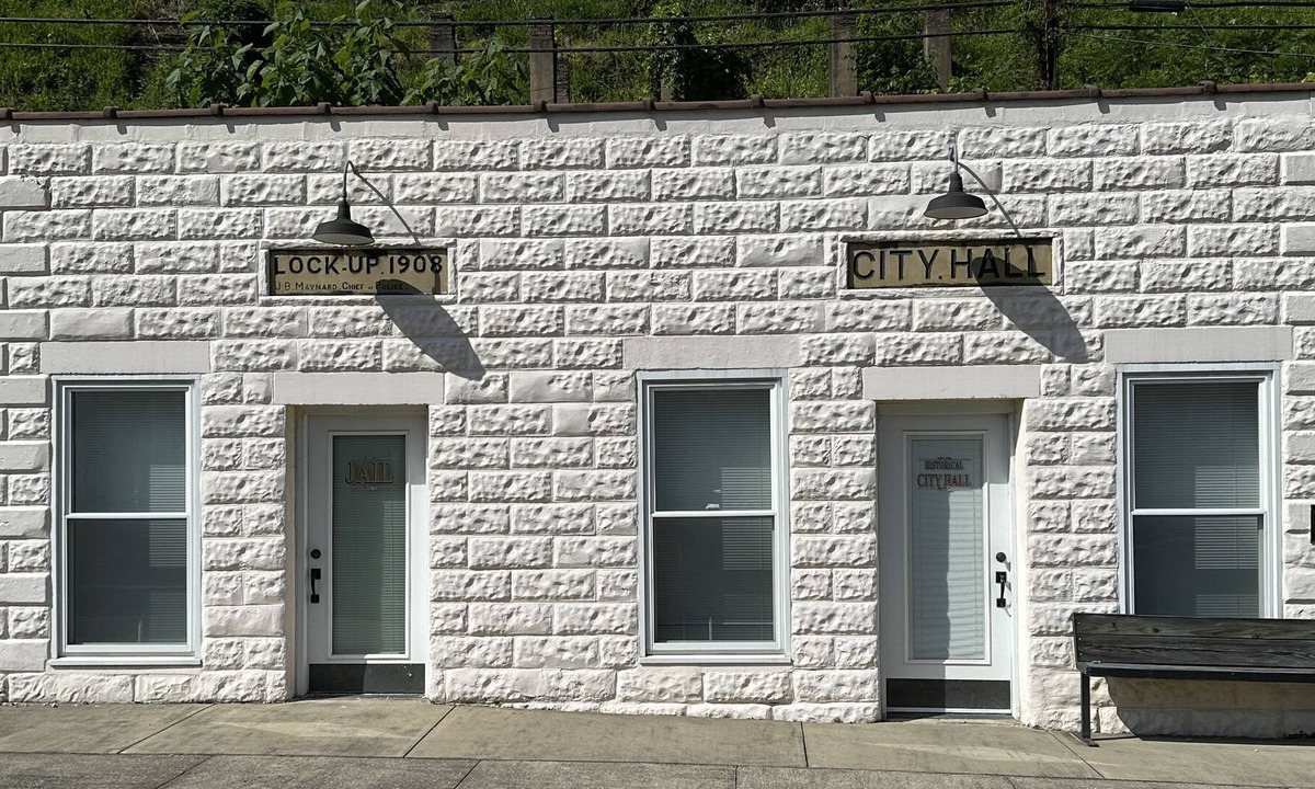 Matewan House | Situated in downtown, Matewan it is near all restaurants, museums and shops.