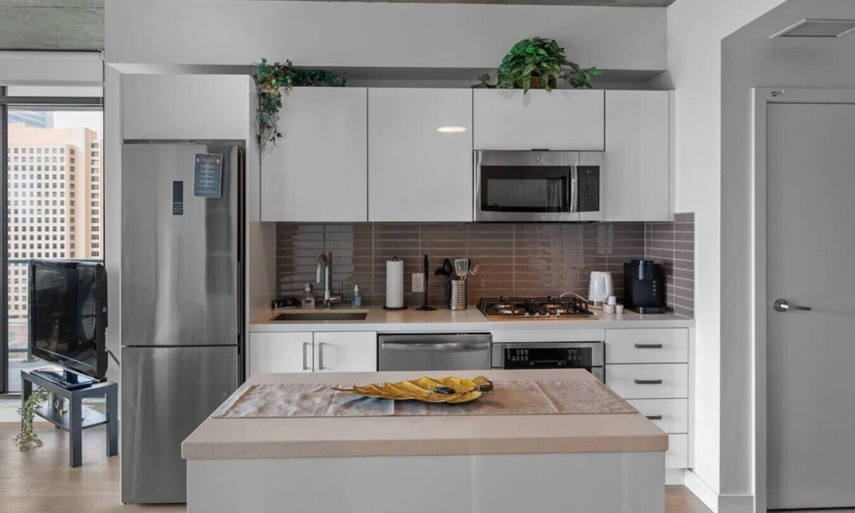 Connaught Apartment | "Sky Cabin" | UG Parking | AC | Mins to Saddledome